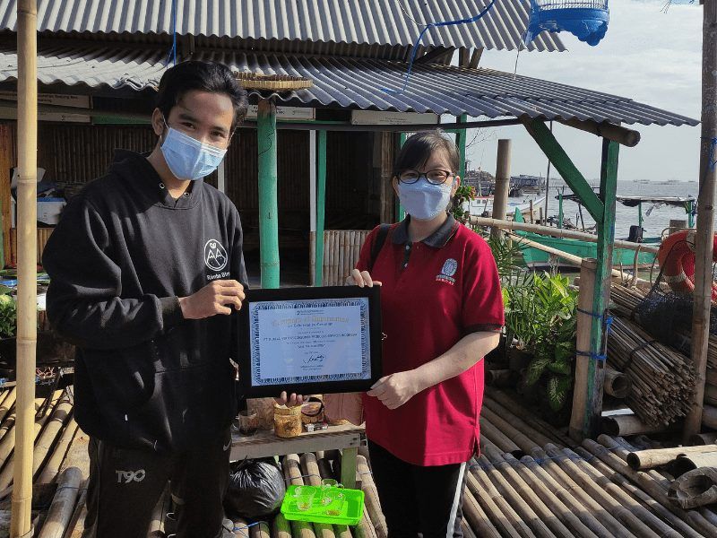 Penyerahan sertifikat kolaborasi dari LindungiHutan kepada Bureau Veritas.