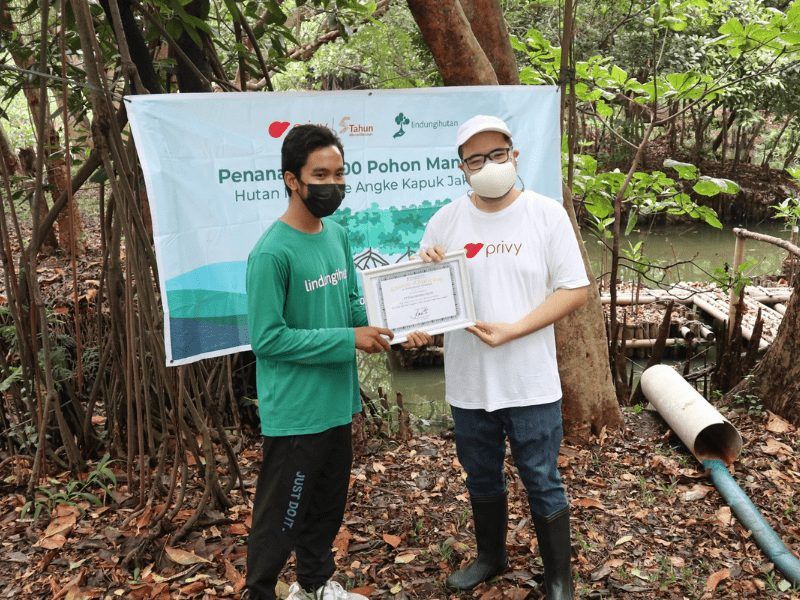 Penyerahan sertifikat kerjasama dari perwakilan LindungiHutan kepada Privy.