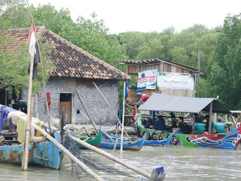 Peserta penanaman Somethinc mampir ke rumah Mak Jah yang tergerus abrasi pantura