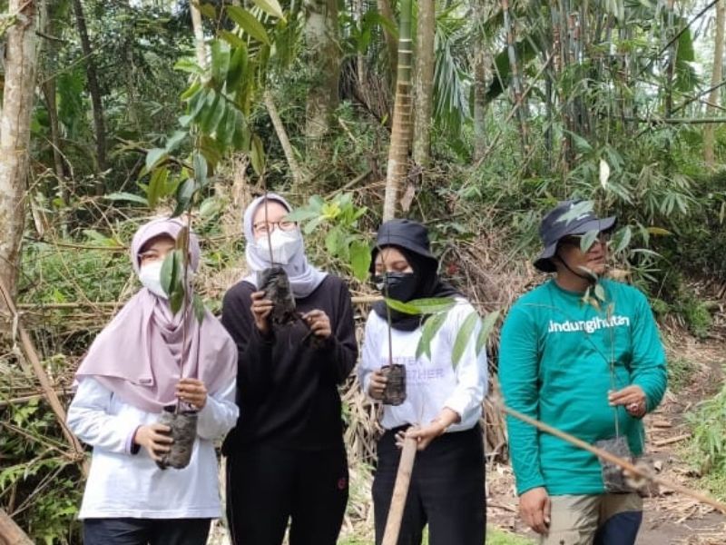 Perwakilan karyawan Avoskin berfoto bersama penggerak LindungiHutan.