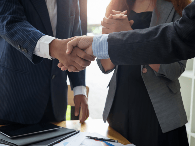 Pengertian Sosial Enterprise Social enterprise adalah organisasi atau perusahaan yang selain menghasilkan profit juga memberi dampak baik kepada masyarakat.