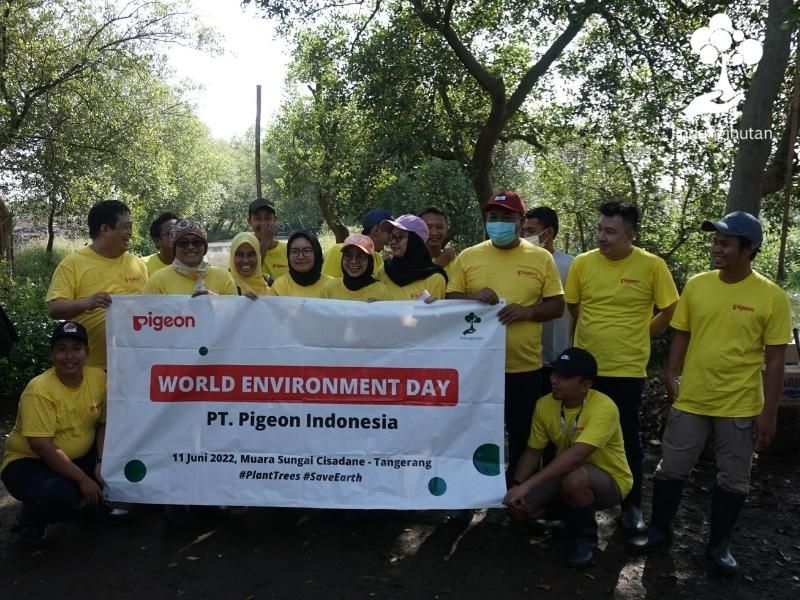 Penanaman pohon di Tangerang merupakan program CSR Pigeon Indonesia bekerjasama dengan LindungiHutan.