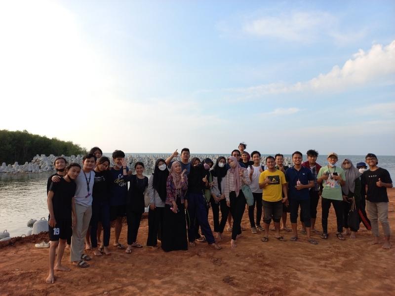 Peserta yang hadir dalam kegiatan penanaman mangrove oleh FIM PII Jateng sedang bersiap-siap.