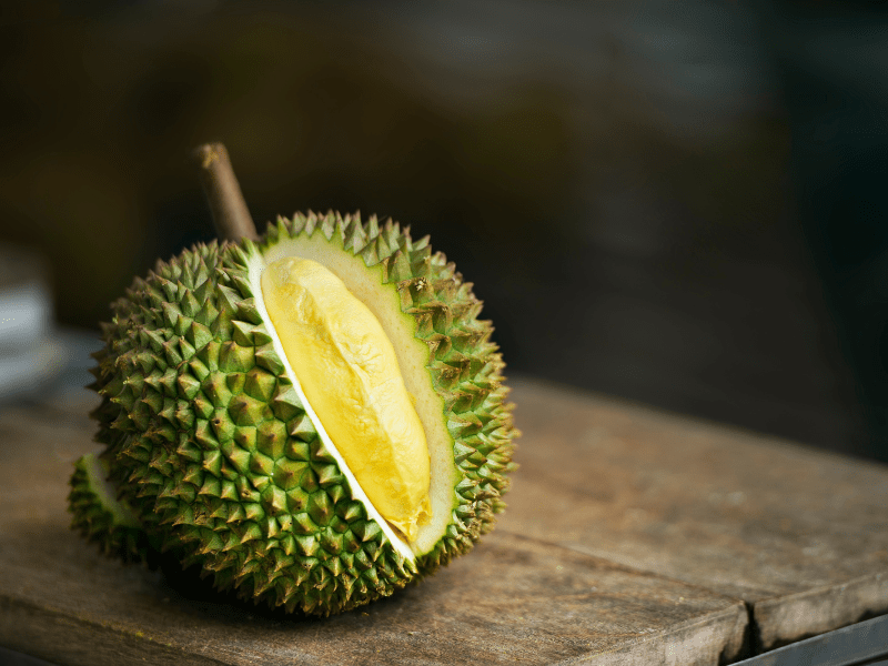 Kita bisa mengambil manfaat pohon durian dari buahnya untuk bahan makanan.