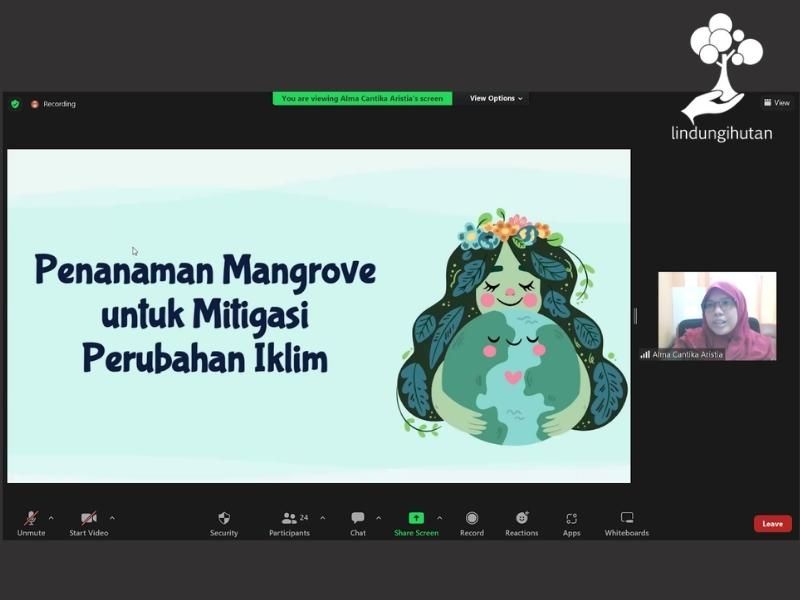 Pemaparan materi webinar relawan LindungiHutan pertama oleh Alma Cantika Aristia.