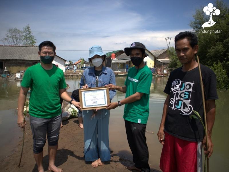 Penyerahan sertifikat kerjasama LindungiHutan kepada N'PURE brand skin care.