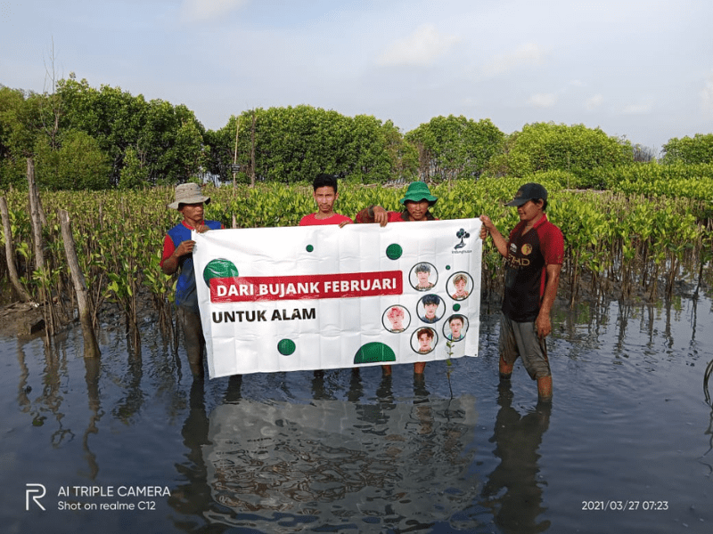 foto proses penanaman pohon dalam kampanye alam .