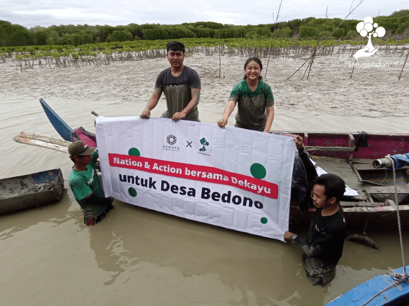 Foto bersama tim LindungiHutan dengan banner kegiatan 'Nation & Action bersama Dekayu untuk Desa Bedono'.