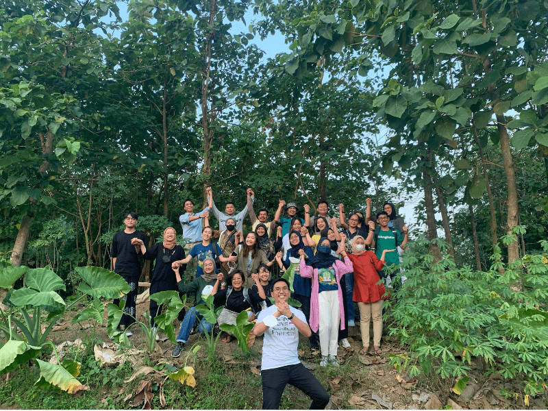 Foto bersama saat kunjungan ke lahan Perhuta, hutan kolektif yang digagas oleh Jatiwangi art Factory di Majalengka