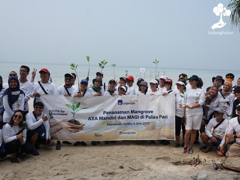 Foto bersama karyawan AXA Mandiri dan MAGI yang terlibat dalam penanaman pohon di pulau pari, kepulauan seribu, DKI jakarta.