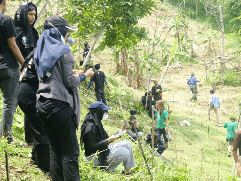 Relawan LindungiHutan Bogor ikut berperan dalam proses penanaman Not Your Birthday (NYR) Jewelry.