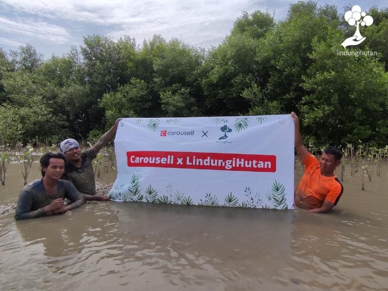 Kelompok TRIPARI menanam mangrove di pesisir trimulyo, genuk, kota semarang.