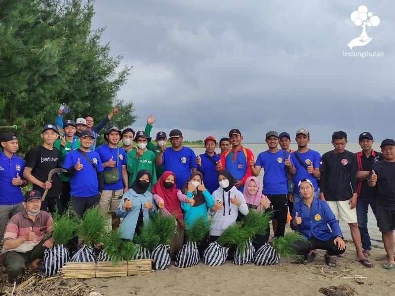 Mitra petani dan tim LindungiHutan berfoto bersama sebelum acara penanaman dimulai.