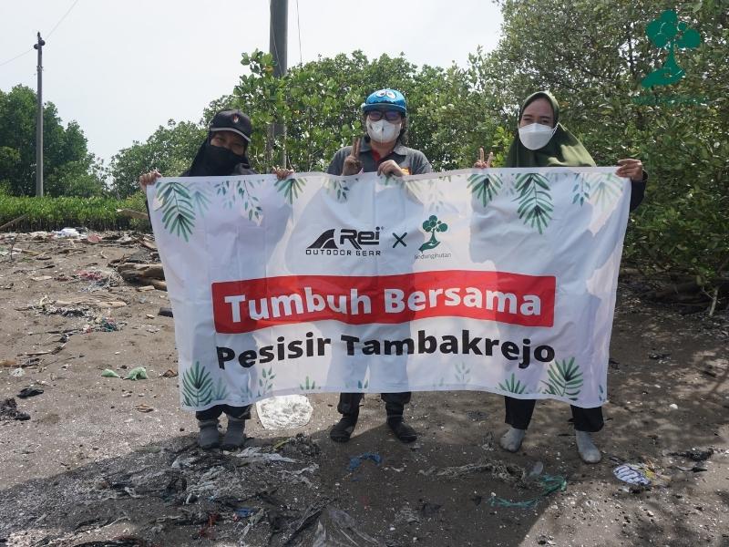 Perwakilan Arei Outdoor Gear dan LindungiHutan berfoto di pesisir Tambakrejo.