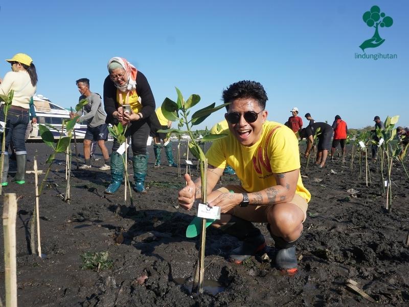 Karyawan Watsons Indonesia ikut menanam bibit mangrove.