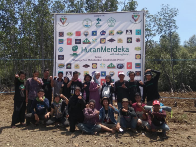 Foto bersama LindungiHutan bersama tim dalam penanaman pohon kampanye alam.