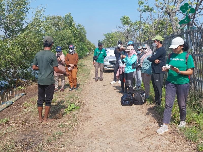 Tim LindungiHutan dan perwakilan PT Nichias Sunijaya mendengarkan penjelasan mitra penggerak.