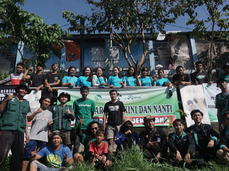 foto bersama  LindungiHutan dalam acara penanaman pohon di Jembrana Balli.