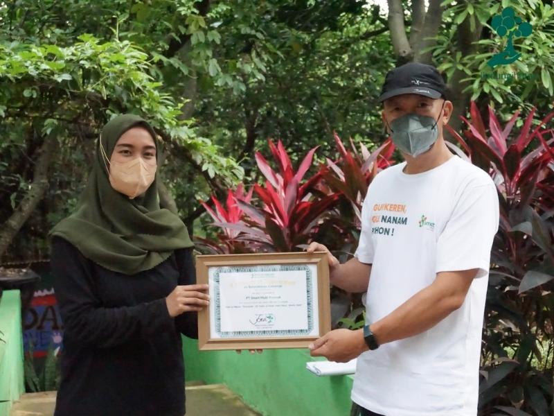 Penyerahan sertifikat apresiasi dari LindungiHutan kepada PT Smart Multi Finance.