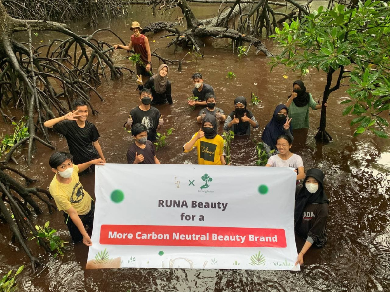 Foto bersama mitra petani dengan banner RUNA Beauty di BMP.