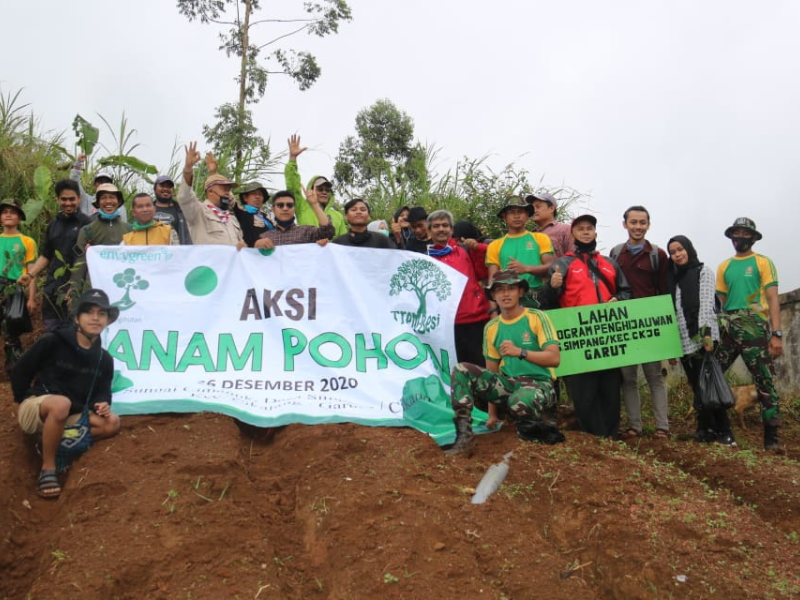 Desa Bojong, Kabupaten Garut : Sungai Cimanuk yang Harus Dilindungi dengan Pohon 83 Partisipan dalam penanaman pohon di Desa Bojong foto bersama.