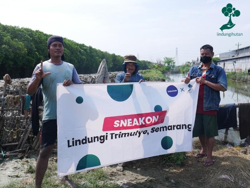 Foto bersama dengan banner kegiatan SNEAKON dan LindungiHutan.