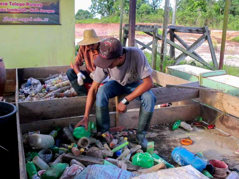 Guna mengatasi pencemaran sampah, maka dilakukan daur ulang.