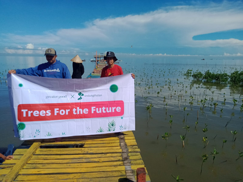 Foto banner kegiatan Greater Good di pesisir Untia, Makassar.