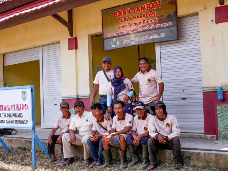 Melalui bank sampah ini, Rimba Raya inisiasi program pemberdayaan masyarakat.