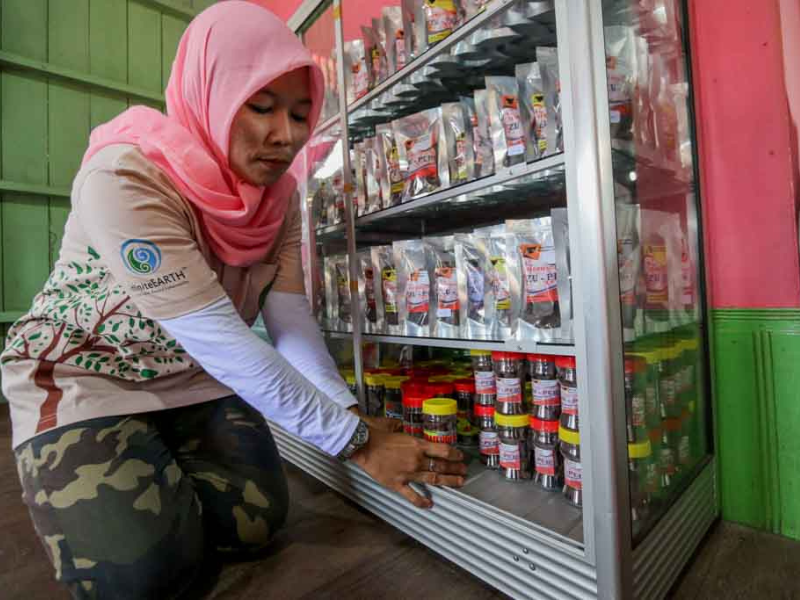 Pemberdayaan perempuan lewat usaha terasi.