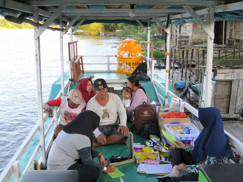 Klinik terapung adalah salah satu inisiasi program Rimba Raya Conservation. 