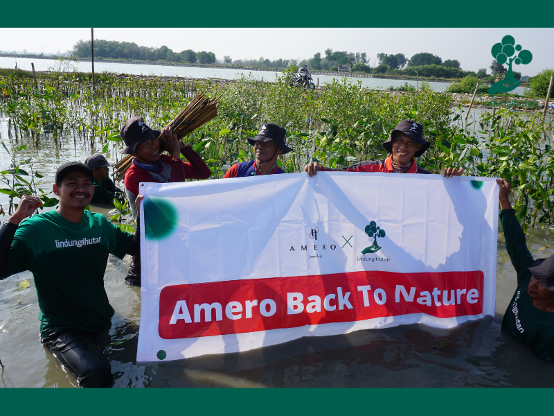 Foto bersama dengan banner penanaman Amero Jewellery.