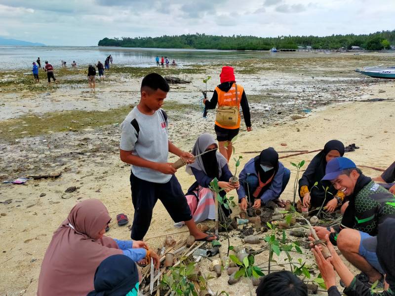 Bersama LindungiHutan, KASI menanam mangrove.