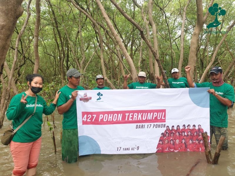 penanaman di Hutan Mangrove Wonorejo