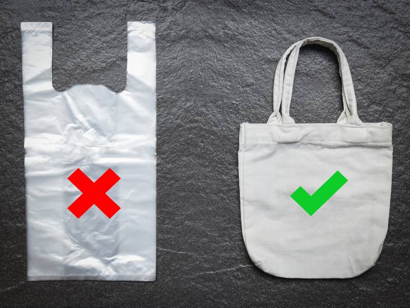 Gerakan diet plastik bisa jadi solusi penanganan sampah.