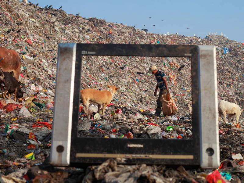 Gunungan sampah.