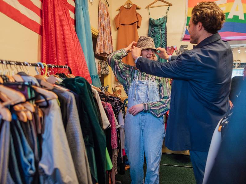 Ilustrasi orang sedang thrifting.