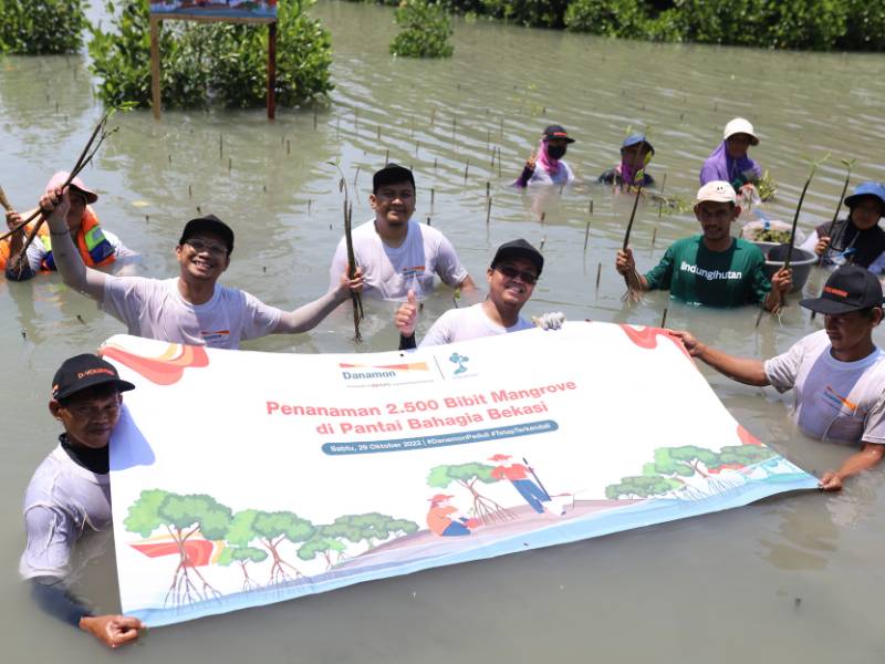 Penanaman mangrove Bank Danamon bersama LindungiHutan di Bekasi.