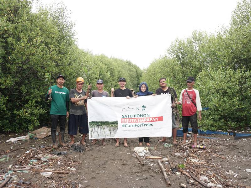 Foto bersama penanaman Pentone di lokasi penanaman.