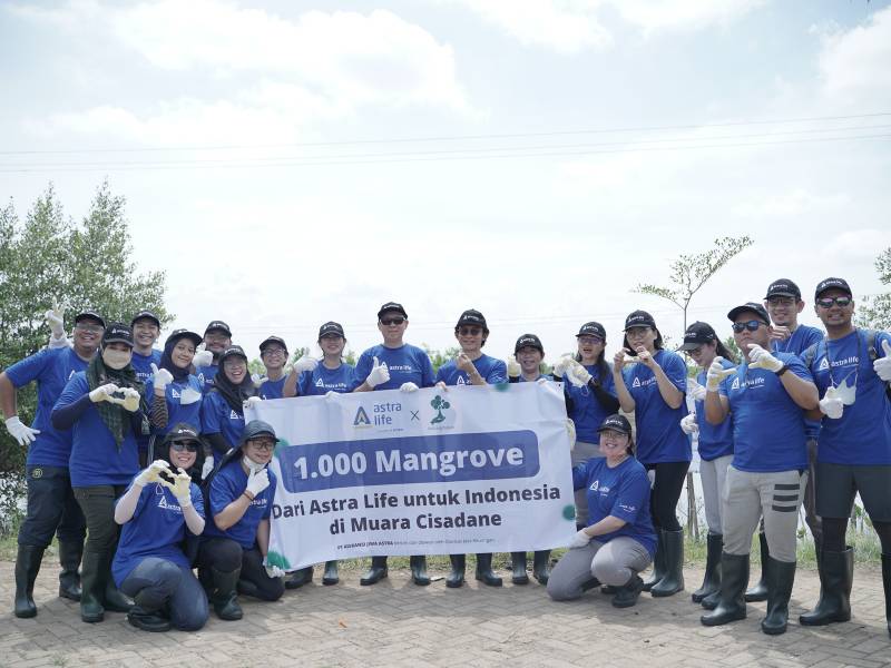 Astra Life tanam mangrove di Muara Cisadane