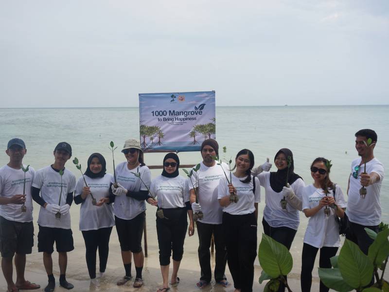 PT Sunindo Adipersada Tbk menghijaukan pulau pari