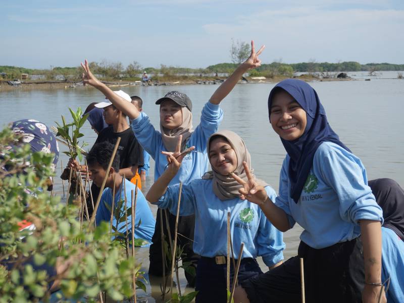 Aksi menghijauan Pantai Kartika Jaya