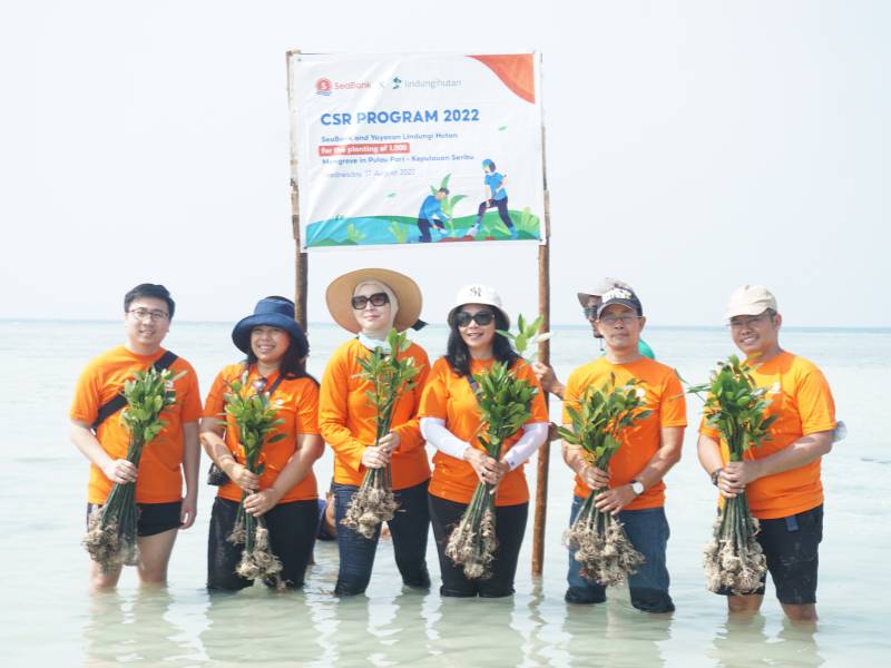 Seabank tanam mangrove di Pulau Pari