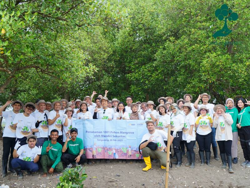 Foto bersama Mandiri Sekuritas dengan tim LindungHutan