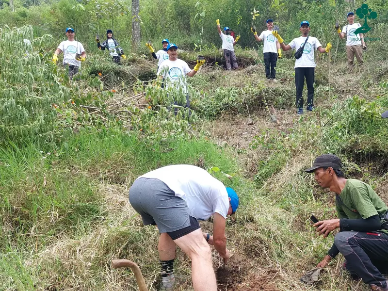 Implementasi SDGs Lingkungan Bersama LindungiHutan 83 implementasi sdgs lingkungan penanaman pohon di bukit awi poleng