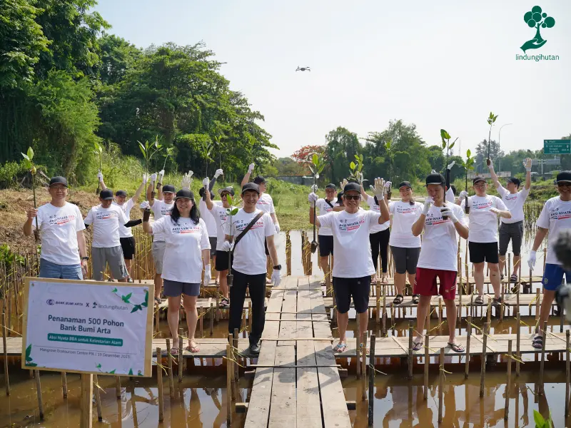 Bank Bumi Arta melakukan aksi penghijauan di PIK