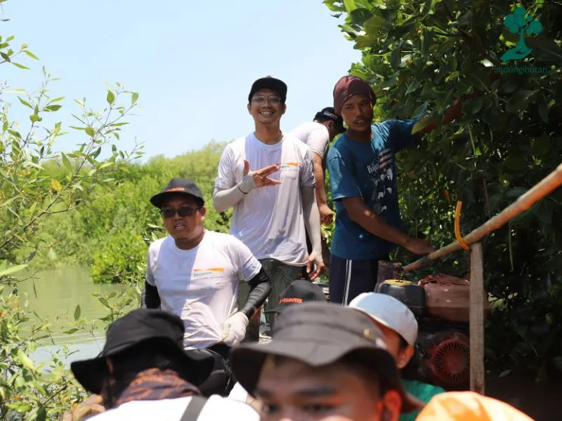 Penanaman mangrove Bank Danamon