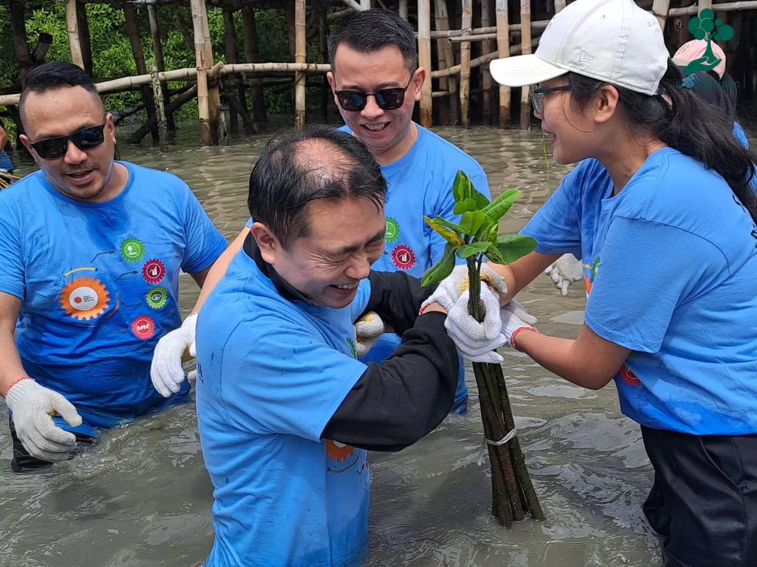 Penanaman mangrove Orico Balimor Finance