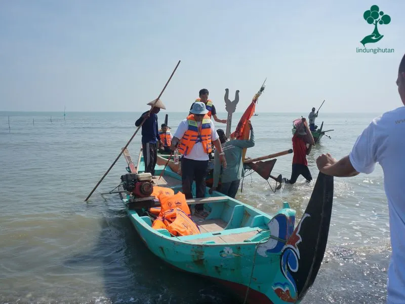 Perjalanan ke lokasi menanam mangrove