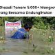 LindungiHutan dan Hafizah Ghazali menanam 5.000 mangrove di pesisir Trimulyo, Genuk, Kota Semarang, Jawa Tengah.